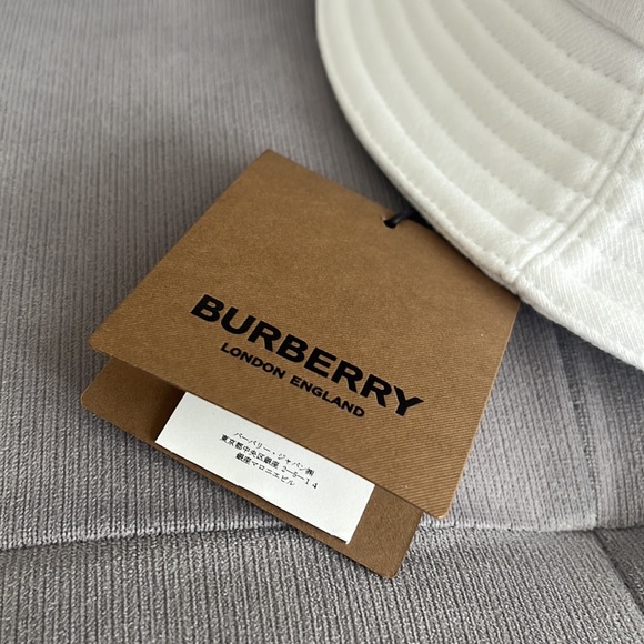 BURBERRY
White Cotton Location Print Bucket Hat 🤩 - Picture 6 of 7
